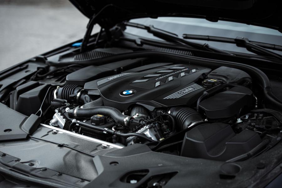 Моторный отсек BMW M550i xDrive Sedan (G30) 2017 года  (NA) (фото 15 из 16)